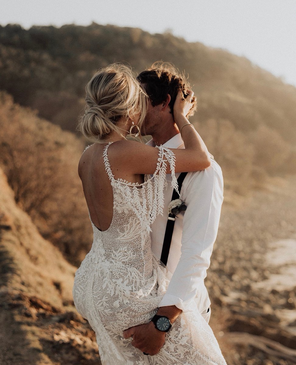 Graceloveslace's tweet photo. Our latest #GLLBride to hit the real weddings blog Brittnee gives advice for our future brides thinking about elopement. Read more about her intimate elopement now https://t.co/sl65tPt73V
⁠⠀
Photo by: @birdandboyphotography 

#GraceLovesLace #TheUniqueBride https://t.co/BO6P6zEwl8