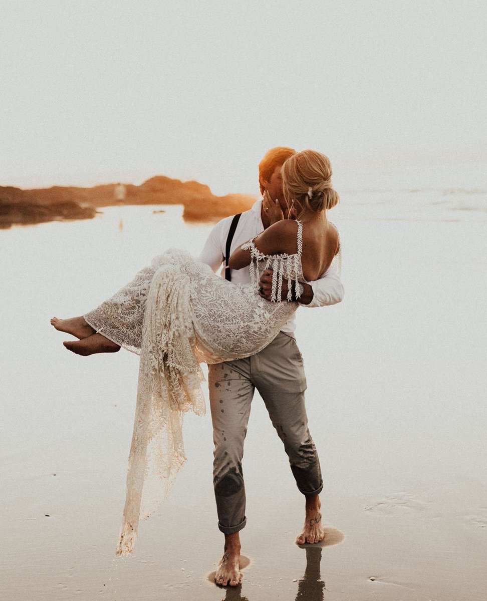 Graceloveslace's tweet photo. Our latest #GLLBride to hit the real weddings blog Brittnee gives advice for our future brides thinking about elopement. Read more about her intimate elopement now https://t.co/sl65tPt73V
⁠⠀
Photo by: @birdandboyphotography 

#GraceLovesLace #TheUniqueBride https://t.co/BO6P6zEwl8
