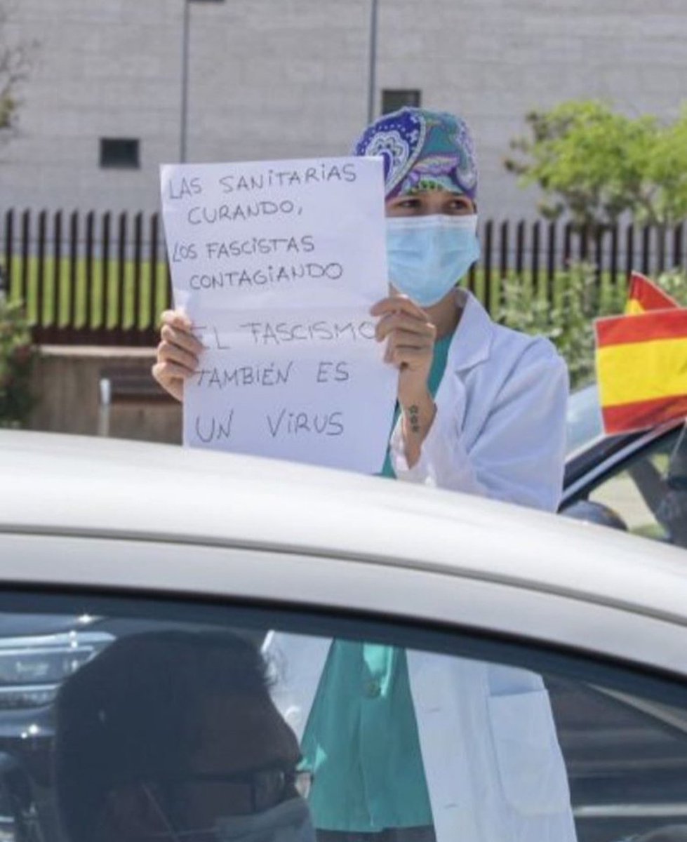 a_lacambraes's tweet photo. ¿Sabéis por qué la primera imagen tiene más repercusión que la segunda?

Porque os gusta que os vomiten discursos guerracivilistas en la cabeza para no tener que ser críticos ni pensar. Sois eternos súbditos, porque os encanta serlo. Y nos condenáis a los demás. https://t.co/tvRURQRVWw