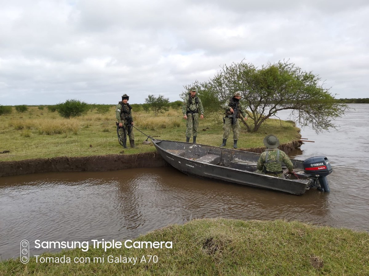 Armada_Uruguay's tweet photo. Patrulla de Infantes de Marina #COMIM cumpliendo funciones de protección de zona fronteras, cruzan una cañada crecida por el norte del país ⚓️🇺🇾 @MDN_Uruguay
#SomosArmadaNacional
#InfanteríadeMarina #Ley19677 https://t.co/wyTUVVRMat