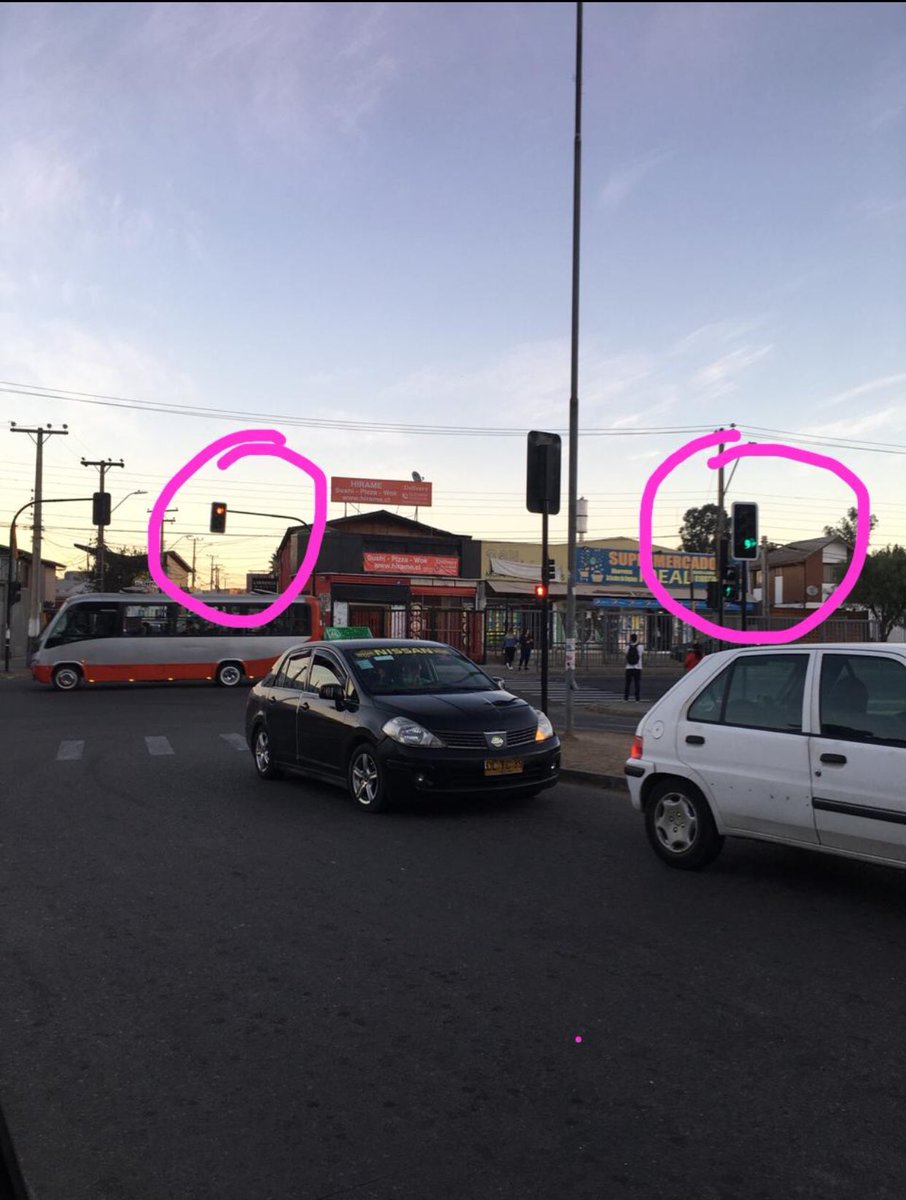 erwinmb's tweet image. Precaución en el cruce de la santa maria, los lunes, los semaforos estan desconfigurados y dan verde para cruzar cuando el otro sigue en verde  .... @sitiodelsuceso @quilpueciudad