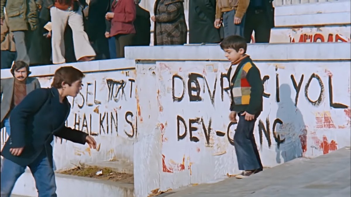 Zincire bir katkı da  @yolcularindusu'nden geldi. Levent Kırca'nın Taşı Toprağı Altın Şehir filminden "Sağ sol çatışması yok faşist katliamlar var - Dev-Yol" yazılaması ve duvar boyunca silme afiş çalışması