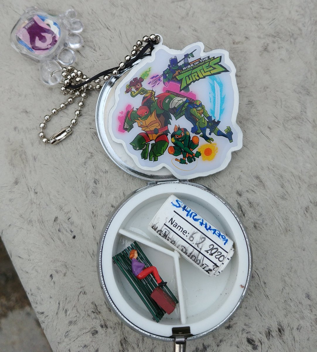 elxium's tweet photo. This was a nice surprise. Final of a liturature-puzzlecache. The book was really good ;) @GoGeocaching @TMNT #tmntcache https://t.co/zkwMZAbd0w