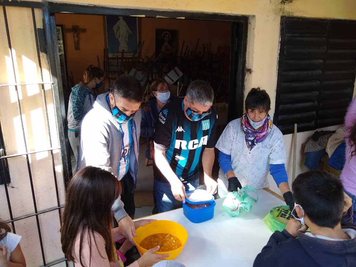 RacingFilialSP's tweet photo. El día de hoy la filial Racing Club San Pedro se hizo presente en el comedor de la parroquia Santa Teresita del barrio futuro dónde se realizó un locro en conjunto y se repartieron viandas para más de 70 familias, también se llevaron ensalada de frutas y barbijos para los chicos. https://t.co/3n9otAu3EB