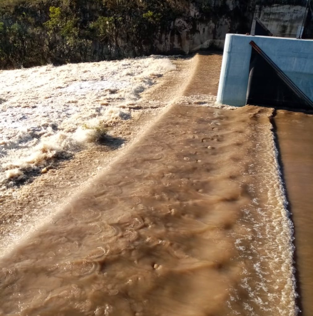 SANAAHN's tweet photo. 1/2 Debido a las fuertes lluvias que se han presentado durante los últimos días, la represa Los Laureles en la capital, ha incrementado sus niveles de agua, permitiendo las autoridades su rebose, para renovar el vital líquido y mejorar la calidad del recurso hídrico en el embalse https://t.co/udM89tn60T