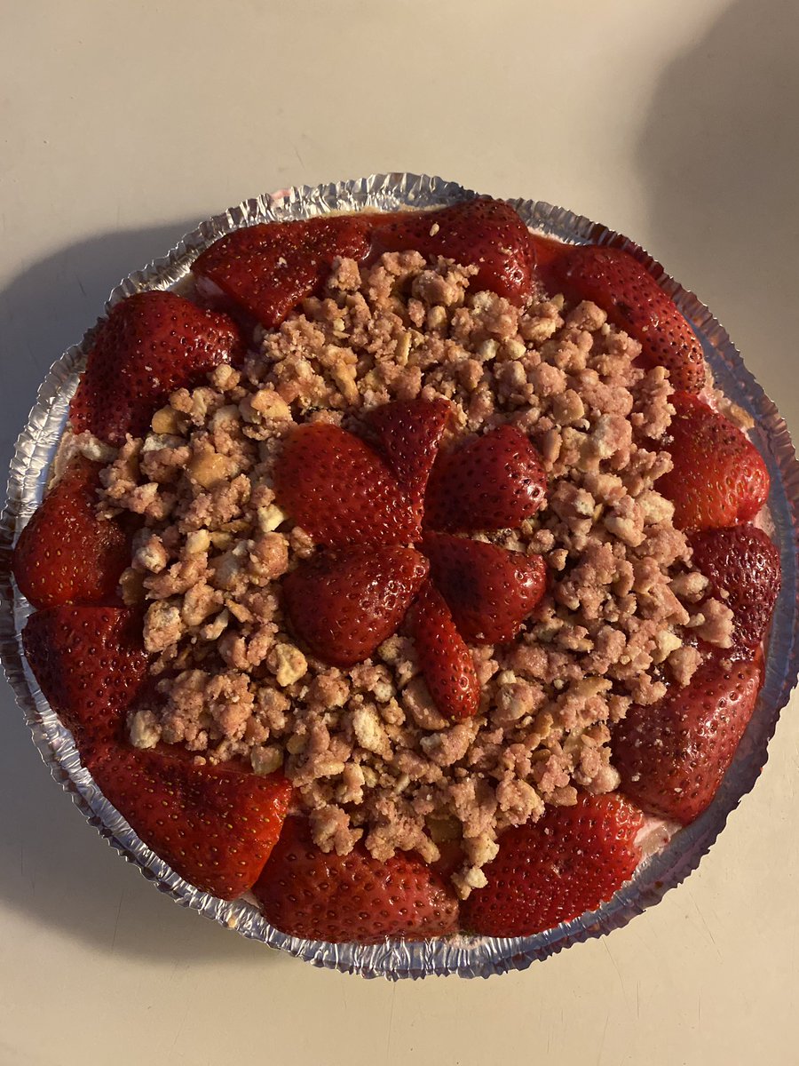 _BeautifulBeast's tweet image. Strawberry Crunch Cheesecake 🍃