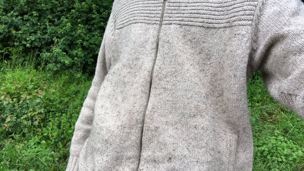 Voilà, Petit Maire a transmis son écharpe. Je tiens à remercier sincèrement tous ceux qui m’ont suivi et encouragé dans ma démarche et ceux qui m’ont enrichi de leurs témoignages et de nos échanges. C’était une très belle expérience. Bon courage à tous les petits maires de France