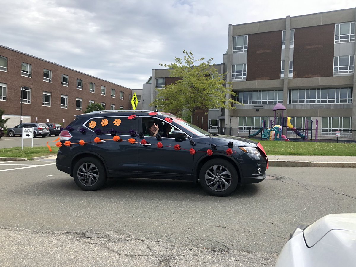 ReadingMaRotary's tweet photo. Super job @principal_rmhs &amp; RMHS for the outstanding Senior Parade thru Town.  So much fun.  So many smiles! #readingma #serviceaboveself #Class2020 https://t.co/KbEV07peY4