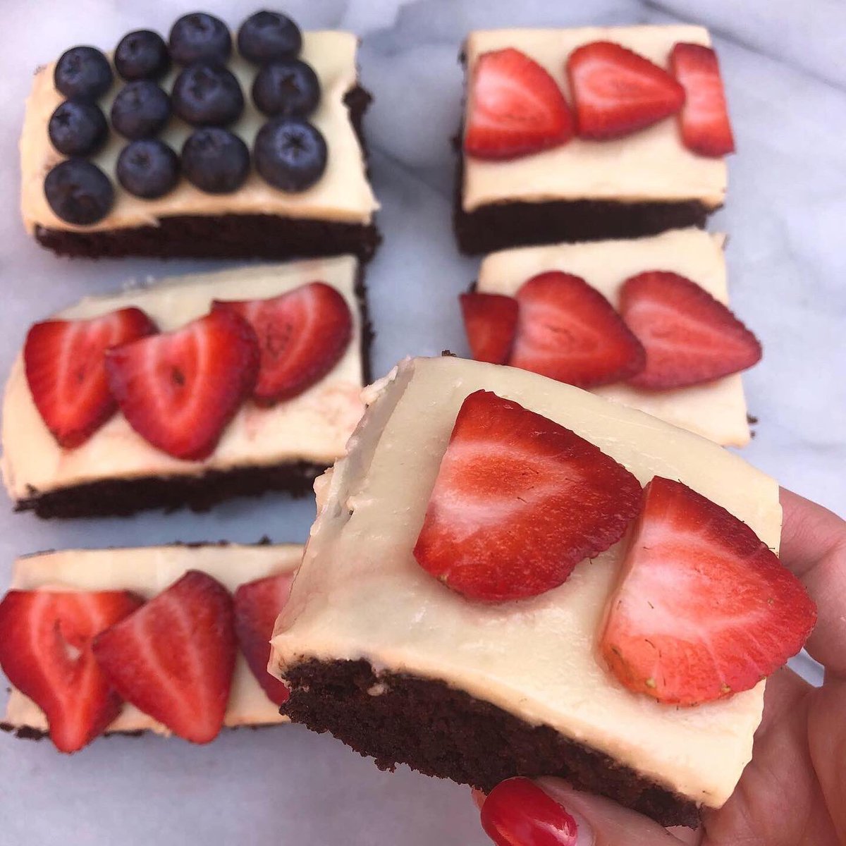 GlutenFreeFM's tweet photo. Hiii 🇺🇸🎂‼️ If you need a dessert for Memorial Day weekend, I recommend this #GlutenFree #flagcake 😍 It’s a chocolate cake w buttercream frosting topped w 🍓 &amp; blueberries💙❤️ Recipe at https://t.co/POMWTALMHp 😘 More recipes on the site if you filter by #MemorialDay‼️  #mdw2020 https://t.co/xbqPwznmJv