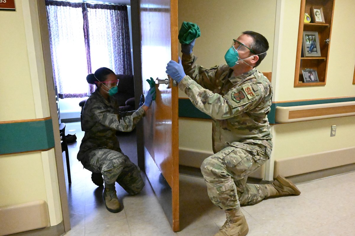 AirNatlGuard's tweet photo. Operation Deep Clean🧼
@NDNationalGuard assisted in cleaning and disinfecting a congregate living facility in Fargo as part of an effort to protect the state’s vulnerable citizens from COVID-19. #SlowTheSpread
📸 David H. Lipp https://t.co/ZK0X6QdsYs