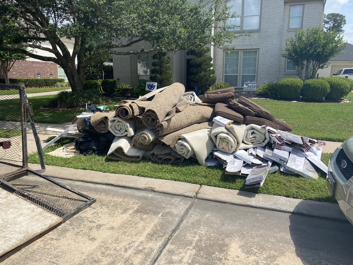 RightJunk's tweet photo. Small trailer load 14min job start to finish. Need junk removal-demolition-remodeling contact us 832-869-9101 Gary@rightontimejunk.com big or small job residential or commercial. Have a great day 😇#rightontimejunkremoval #junkday #easyloads #carpethauling #workingwithmysons https://t.co/FNDMrGD8qN