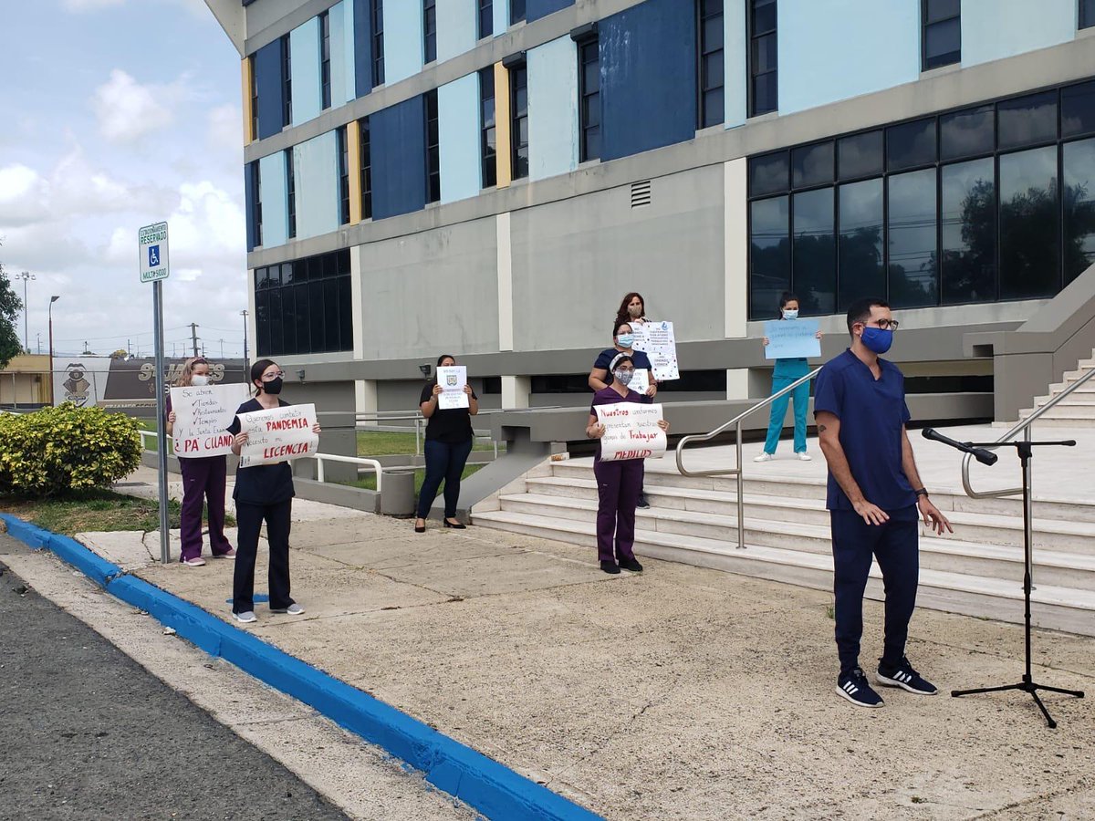 esmaryll's tweet photo. Tec Méd recién graduados a la espera de licencias hace 4 meses. Las oficinas de las Juntas que expiden licencias están cerradas. Pedimos que se nos considere y permitan que se reúnan y atiendan nuestros expedientes. Entrevidta hoy 5pm por @TelenoticiasPR  @wandavazquezg https://t.co/dzI7amiSHt
