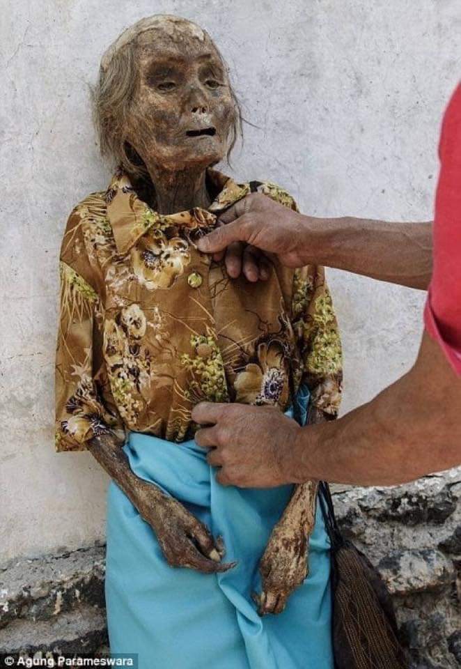 People in Indonesia get their loved ones out of the graves to celebrate their lives once a year. It's their tradition. #IndonesiaDeadChallenge