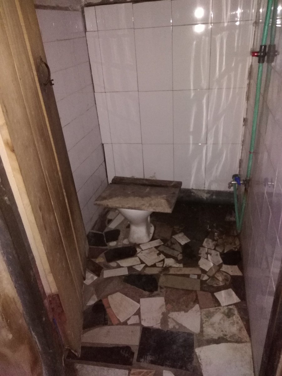 Apparently, a landlord at Aguda in Surulere wants to collect N350, 000 as basic rent for this. N520,000 total package.You people in  #Lagos have your consciences seared with hot iron, because what in the dog shed is this?Hell is too mild for house agents. @Gidi_Traffic
