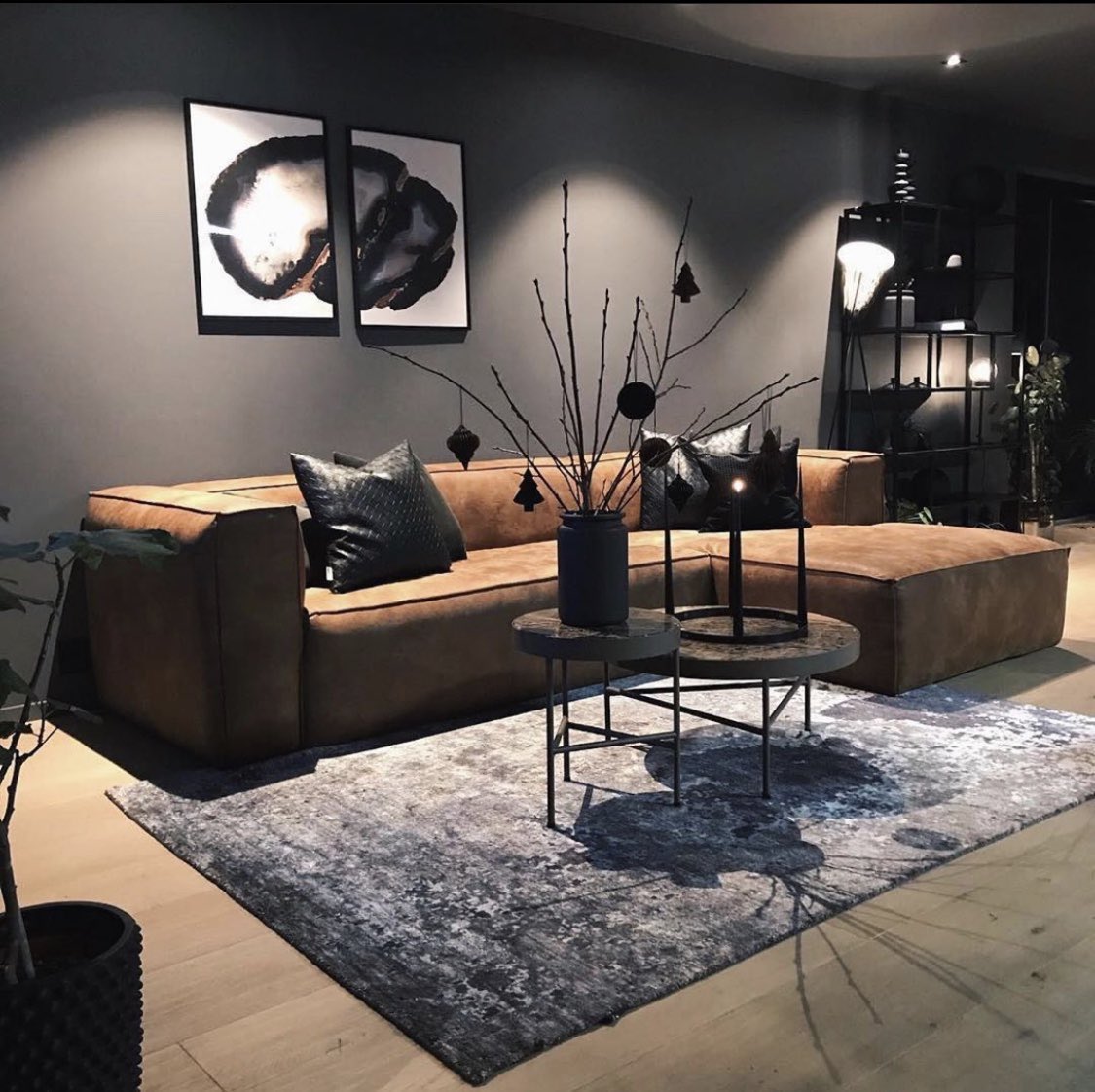 INTERIORPORN1's tweet photo. The dark interior in this home is perfect https://t.co/clgvHyQcbF