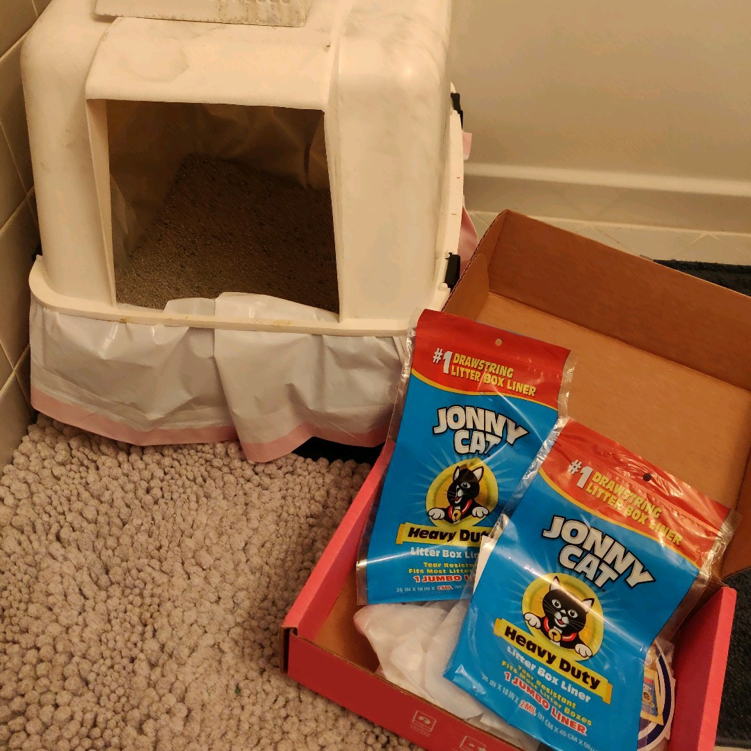 mgapany's tweet photo. Lifesavers when your cat decides to have explosive diarrhea. #1jonnycatliner #complimentary @catspride @Influenster https://t.co/2ah6JNj5Fu