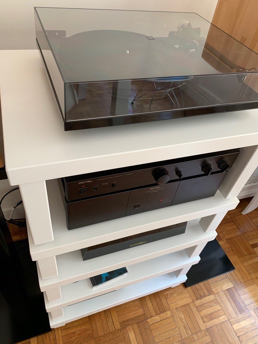 HiFiRacksLtd's tweet photo. C'est magnifique! This stunning customer photo comes straight from Paris, featuring a Gloss White Podium Reference with #Rotel, #TotalDAC & @klingerfavre speakers. Customise this modular, acoustically-performing rack to any bespoke width, depth or height.
https://t.co/OqSgsJyBUH https://t.co/p8Ixesy5qm