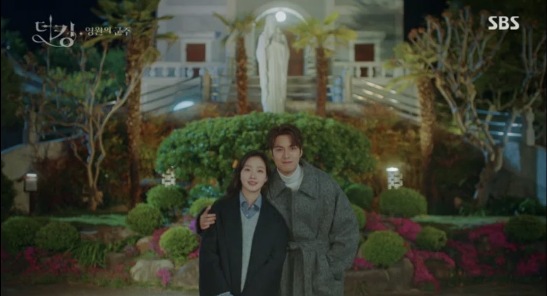This part got me sobbing, he was tearing up but wiped his tears and smiled for the picture just because he don't want her to know. Also their first pic together awww  #TheKingEnternalMonarch