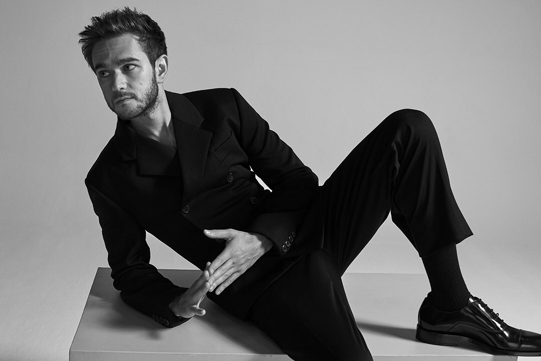  @Zedd 𝐰𝐞𝐚𝐫𝐢𝐧𝐠 𝐬𝐮𝐢𝐭𝐬 - 𝐚 𝐭𝐡𝐫𝐞𝐚𝐝 ✰