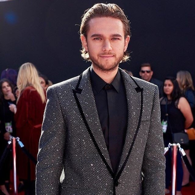  @Zedd 𝐰𝐞𝐚𝐫𝐢𝐧𝐠 𝐬𝐮𝐢𝐭𝐬 - 𝐚 𝐭𝐡𝐫𝐞𝐚𝐝 ✰