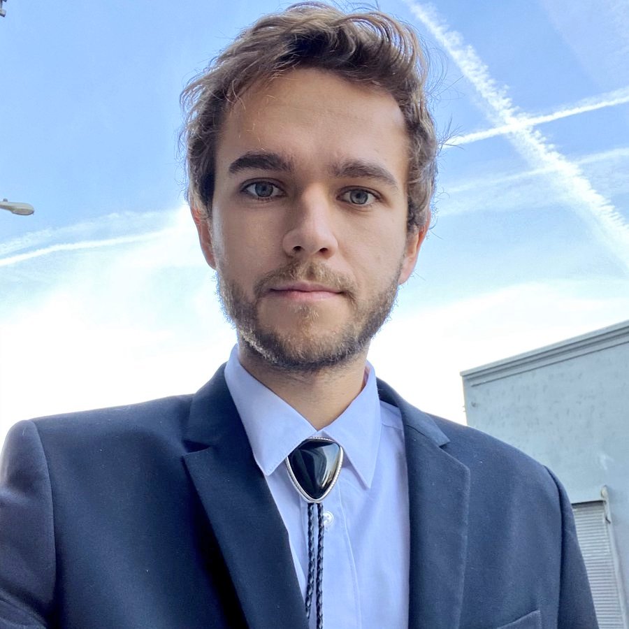  @Zedd 𝐰𝐞𝐚𝐫𝐢𝐧𝐠 𝐬𝐮𝐢𝐭𝐬 - 𝐚 𝐭𝐡𝐫𝐞𝐚𝐝 ✰