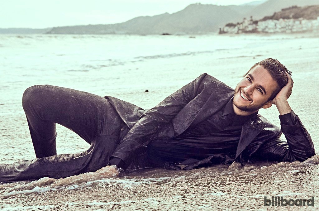  @Zedd 𝐰𝐞𝐚𝐫𝐢𝐧𝐠 𝐬𝐮𝐢𝐭𝐬 - 𝐚 𝐭𝐡𝐫𝐞𝐚𝐝 ✰