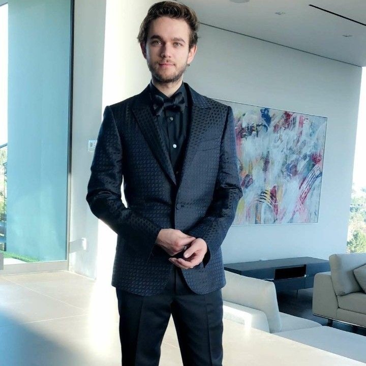  @Zedd 𝐰𝐞𝐚𝐫𝐢𝐧𝐠 𝐬𝐮𝐢𝐭𝐬 - 𝐚 𝐭𝐡𝐫𝐞𝐚𝐝 ✰