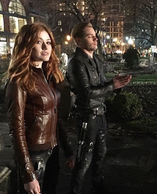 BanewoodMeg's tweet image. Clace behind the scenes 😁
#Shadowhunters #SaveShadowhunters