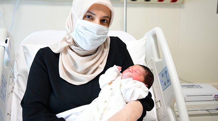 Başakşehir Çam ve Sakura Şehir Hastanesi'nde doğan ilk bebeğe 'Defne Sakura' adı verildi.