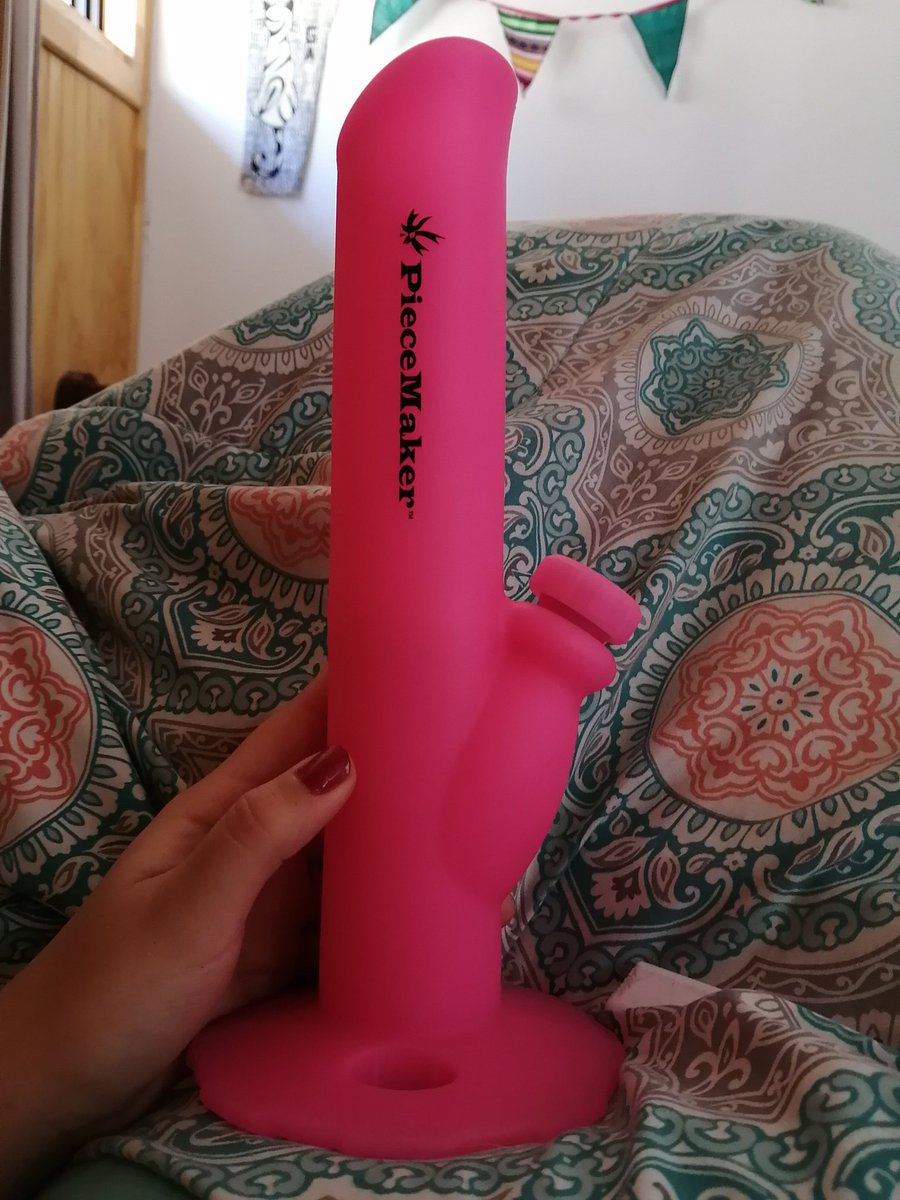 moraolav's tweet photo. Wn compre un bong por quema smoke shop y tuvieron cualquier atao, perdieron mi pedido y me devolvieron la plata. Hoy en la mañana llego esto de regalo x el mal rato asiq perdonaisimoos pos https://t.co/QArhmaivUd