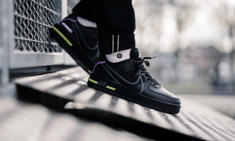 air force 1 react black on feet