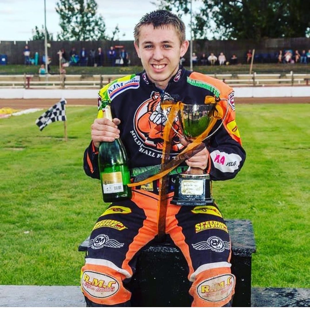 Such a great team this year, desperate to see them out on the track here at West Row 🤞🤞

#FenTigers #MildenhallFenTigers #MildenhallSpeedway #Speedway #MeetTheRiders #Team2020 #RyanKingsley #Mildenhall #SpeedwayFans #TigerPride #SaturdaySpeedway