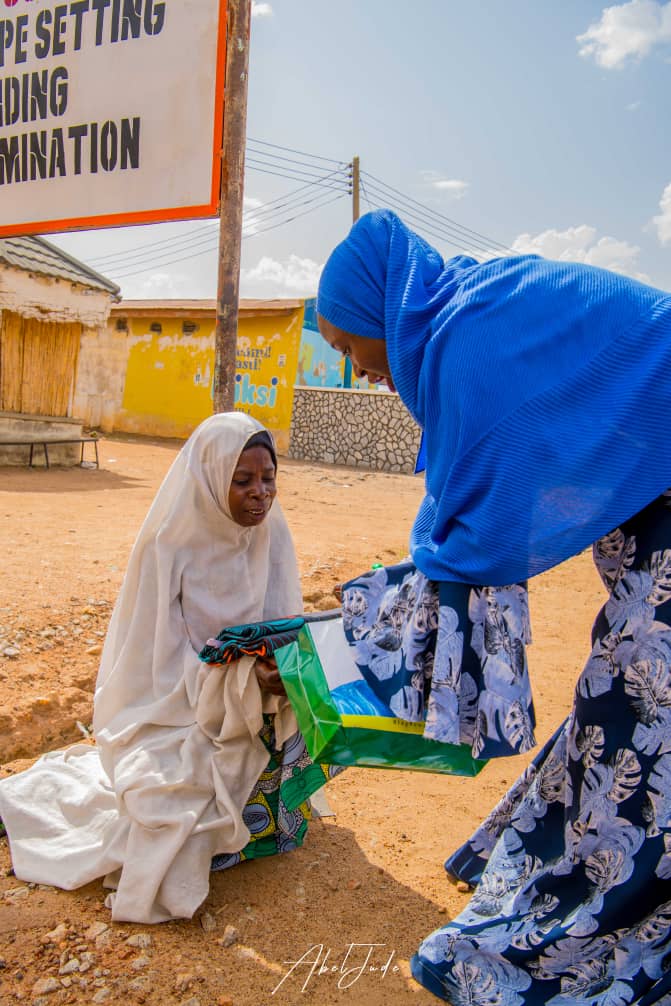 Zamfara First Lady Hajiya Aisha Bello Matawalle Tana Cigaba da Rarrabama Mata Masu Dankaramin Karfi Turamen Atamfa da Kayayyakin Kariyar Kai Akan Wannan Cuta ta Corona Virus.