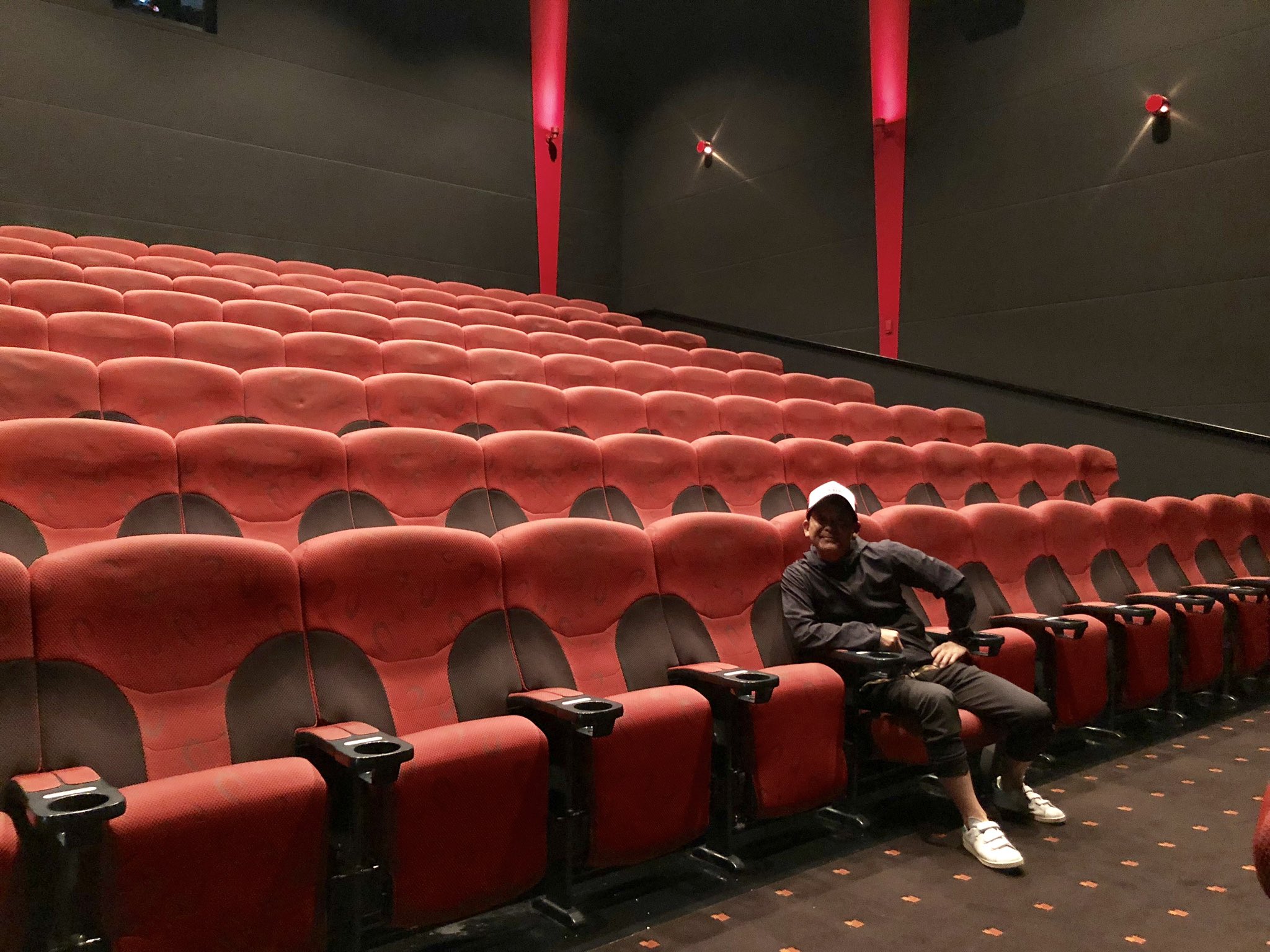 تويتر 横山雄二 على تويتر 宮崎の街のど真ん中にセントラル会館って映画館 だけが入ったビルがあった 子供だったオレの夢の場所だった 今も懐かしく思い出す 今 段原のイオンシネマでオレが出演し プロデュースした作品 彼女は夢で踊る が上映されている 誰か