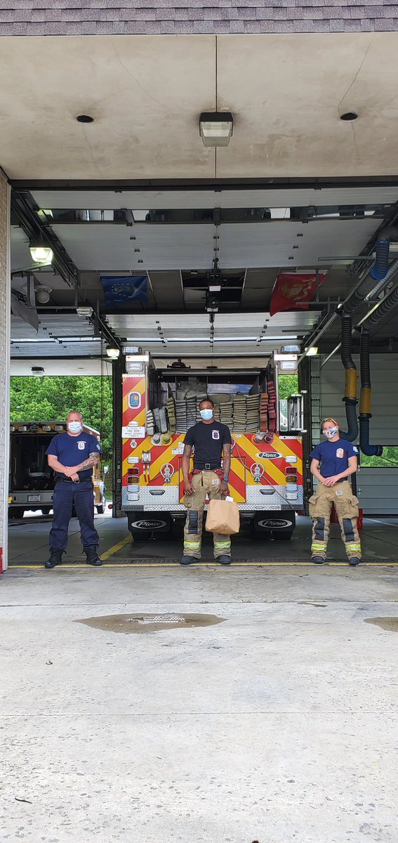 FeedDmv's tweet photo. This week was #EMSWeek2020 and you guys generously donated to support your emergency staff. This week we teamed up with @buffalobergendc to deliver over 60 meals to 8 @PGFDnews stations. Thank you guys for working tirelessly in these turbulent times! https://t.co/jSDWht8ugC