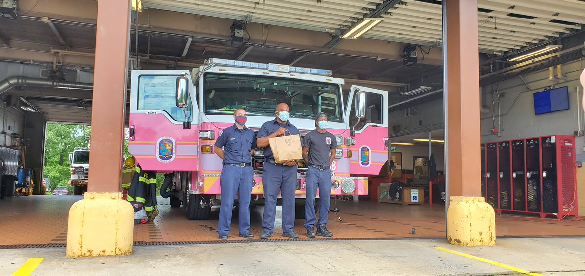 FeedDmv's tweet photo. This week was #EMSWeek2020 and you guys generously donated to support your emergency staff. This week we teamed up with @buffalobergendc to deliver over 60 meals to 8 @PGFDnews stations. Thank you guys for working tirelessly in these turbulent times! https://t.co/jSDWht8ugC