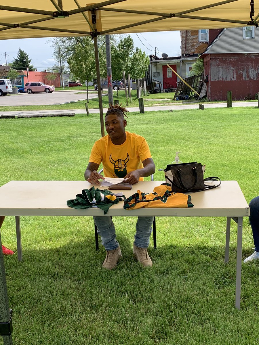 sbwathletics's tweet photo. Congratulations to @Demarcus_574 Headed to Glen Oaks! WHS is proud of you! Ever Onward! @NIC_athletics @WHSCoachVarga @SouthBendCSC @WhsPanthers60 @WHSCoachCramer #PantherPride #everonward https://t.co/JbPw41PiIP
