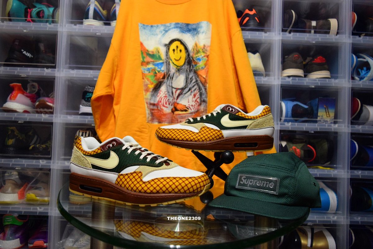 JsForWeeks's tweet photo. Atmos or Susan’s? @snkr_twitr @kustoo @iAmTMCII @JamarroBrown @ComplexSneakers @GriseldaRecords @SneakerAdmirals @isaacpelayo @WESTSIDEGUNN @KiCKS0L0GY @RyShute4 @SeanEubanks001 @Stephypenguinoo #preyforparis #gxfr https://t.co/V3HdBA13Xr