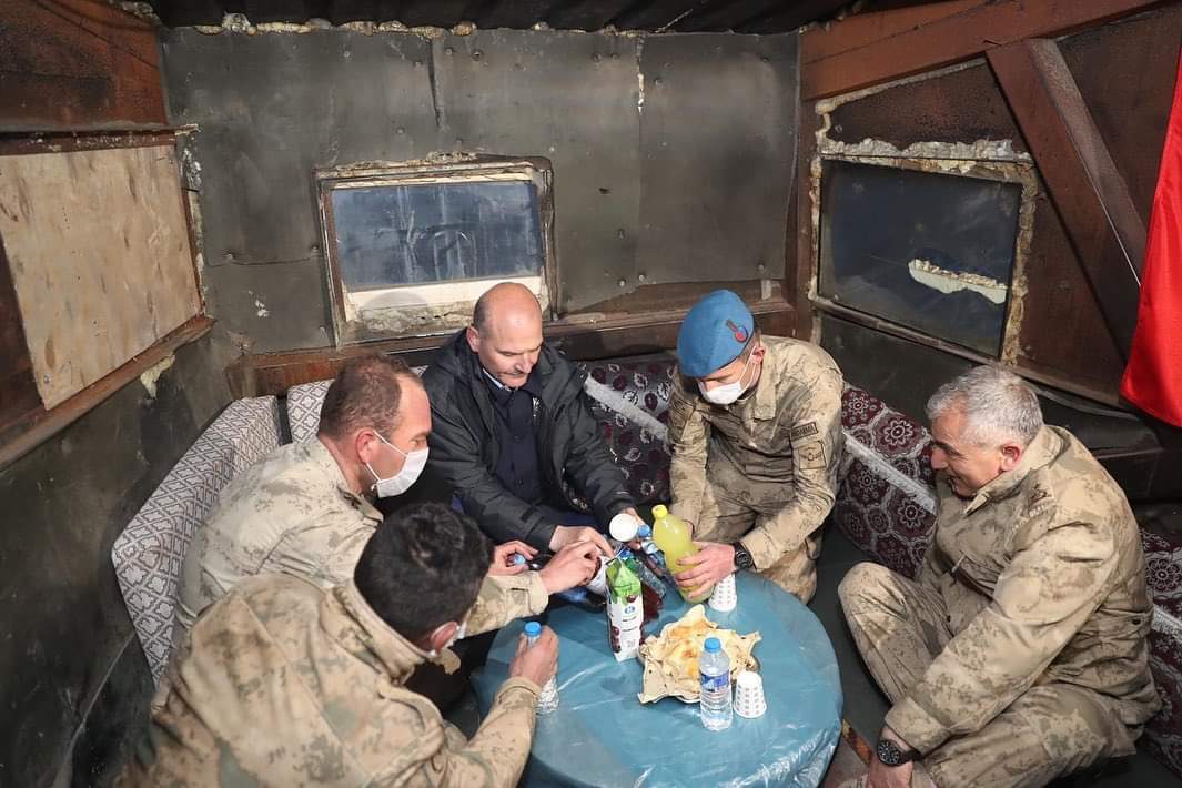 Yüreği güzel, cesaret timsali Sayın Bakanım  <a href="/suleymansoylu/">Süleyman Soylu</a> dağların zirvesinde görev yapan yigitlerin özlük haklarını düzelteceğinize inancımız tamdır 
Bayramınız mübarek olsun 
Vatan savunmasının Sözleşmesi olmaz 🇹🇷
