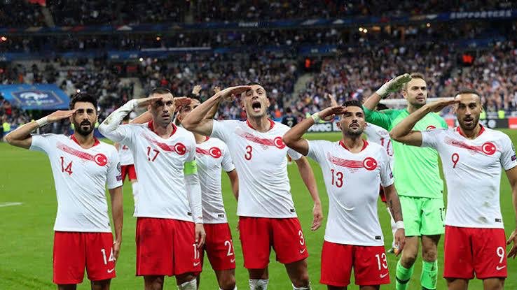 kasapoglu's tweet photo. Mübarek Ramazan ayını uğurlamanın heyecanı ile bayram sevincini birlikte yaşıyoruz. 

Sevincimizi çoğaltmak, bugünlerin hatırasını yaşatmak için 1000 kişiye milli takım forması hediye etmek istiyoruz.

#BayramdaBirlikteyiz etiketine bayram mesajlarınızı bekliyoruz.🙋🏻‍♂️ https://t.co/kYLfeBMTmk