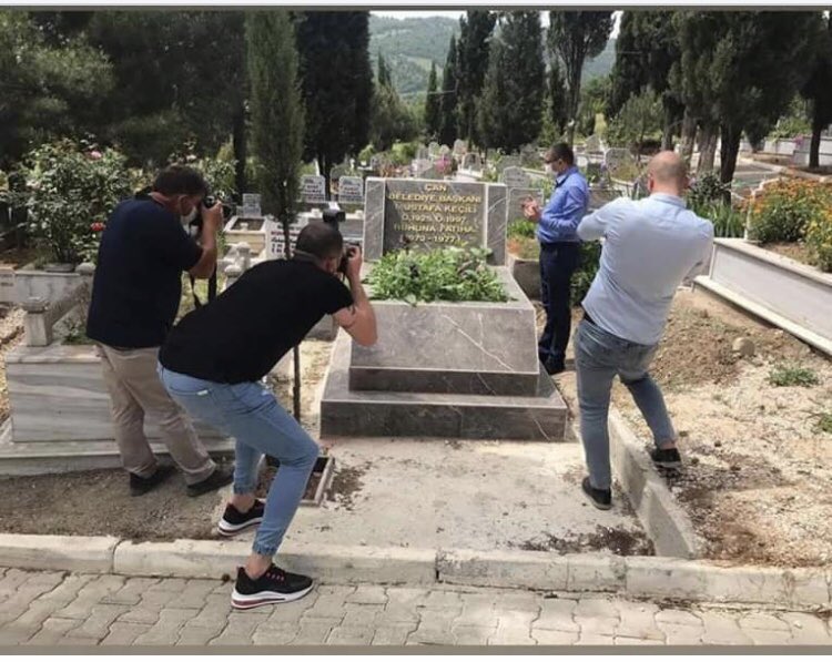 CHP’li Çanakkale Çan Belediye Başkanı.

Bayram öncesi mezarlık ziyareti yapıyor, eller dua için kalkmış.

Eyvallah, hürmetkarız.

Üç fotoğraf sanatçısının telaşlı haline takıldı gözümüz. 

En uygun dua anını kadraja almaya çalışıyor, gözler vizörde😂