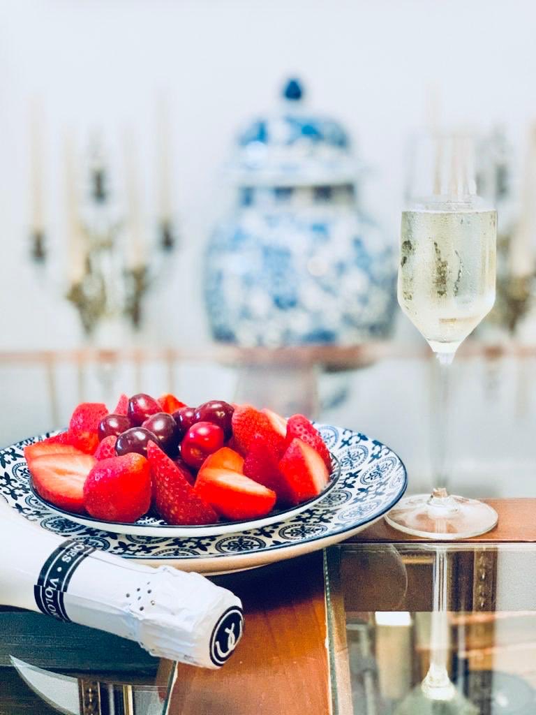 vincolores's tweet photo. Happy weekend! #Vincolores #sauvignonblanc #sparklingwine #bubbles #whitewine #vinoblanco #vinoespumoso #vinmousseux #celebratelife #celebrateeveryday #winestyle #healthy #fruits #love #live #salud !🥂 https://t.co/RBWjrZxJ3s