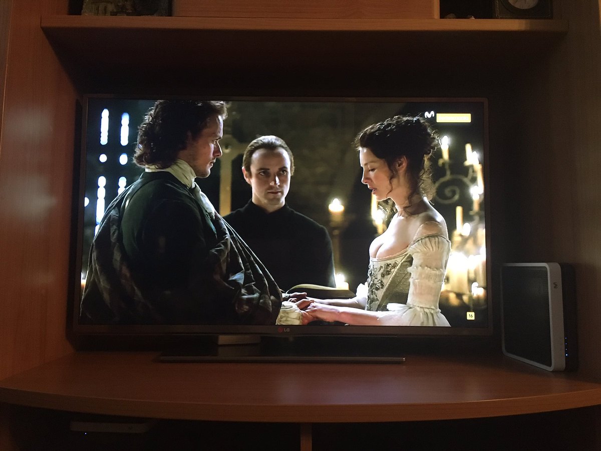 F1totalF1's tweet photo. Saturday afternoon with Jamie and Claire, @Outlander_STARZ season 1 😍😍 @SamHeughan @caitrionambalfe https://t.co/Im2sj2Syy7
