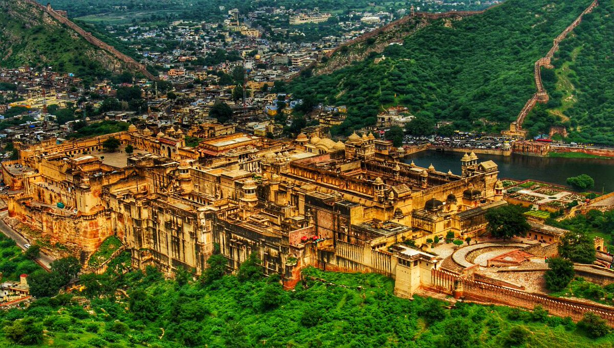 Amer Fort, Jaipur, Rajasthan : Constructed of red sandstone & marble, the attractive, opulent palace is laid out on four levels, each with a courtyard. It consists of the Diwan-e-Aam, or "Hall of Public Audience", the Diwan-e-Khas, or "Hall of Private Audience", Sheesh Mahal...