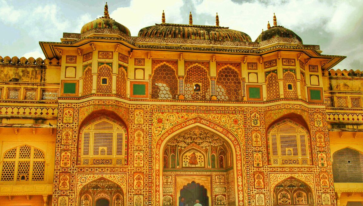 Amer Fort, Jaipur, Rajasthan : Constructed of red sandstone & marble, the attractive, opulent palace is laid out on four levels, each with a courtyard. It consists of the Diwan-e-Aam, or "Hall of Public Audience", the Diwan-e-Khas, or "Hall of Private Audience", Sheesh Mahal...