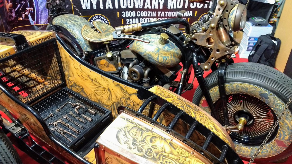 MarcinM46's tweet photo. Warszawskie Targi Motocyklowe 2019. Wytatuowany motocykl. Przypomniał mi o nim Tomasz Dryła i jego Motogamia, którą właśnie obejrzałem.
#gameovercycles
https://t.co/KNUYX9zJqj https://t.co/LaFOlNn4Wc