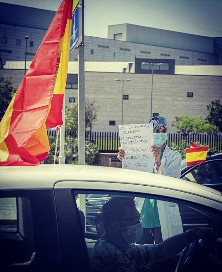 demiguelch's tweet photo. Con esta foto me quedo para el resto del fin de semana. Aunque monten una fiesta con 28.000 muertos encima de la mesa, aunque agredan a periodistas, aunque insulten a los homosexuales, aunque quieran devolvernos a una España dictatorial en blanco y negro... son una minoría. https://t.co/kStRqI0dyg