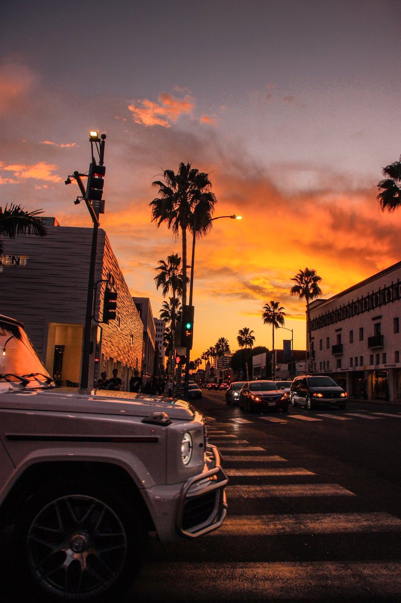 faisaladakheel's tweet photo. I took those pics on #RODEO_DRIVE
(pronounced Roh-DAY-oh) of Beverly Hills #Los_Angeles is a shopping district. Began in 1912, A long stretch of shops where celebs can easily be spotted walking the streets. Designers such as Gucci, Armani and Coco Chanel have boutiques there ! https://t.co/zJFg4cCBbj