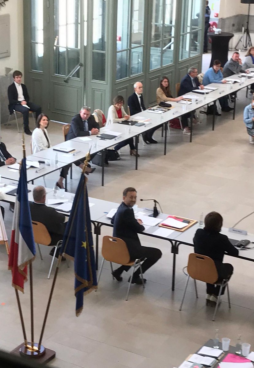 fdecoster's tweet photo. Ce samedi matin, 69 jours après le scrutin du 15 mars et une période éprouvante pour tous, le nouveau #Conseil #municipal de @VilleSaintOmer était enfin installé ! Contexte sanitaire oblige, nous nous￼ réunis en dehors de la mairie, au sein de @LaStationStOmer. https://t.co/1chB3YHVjq