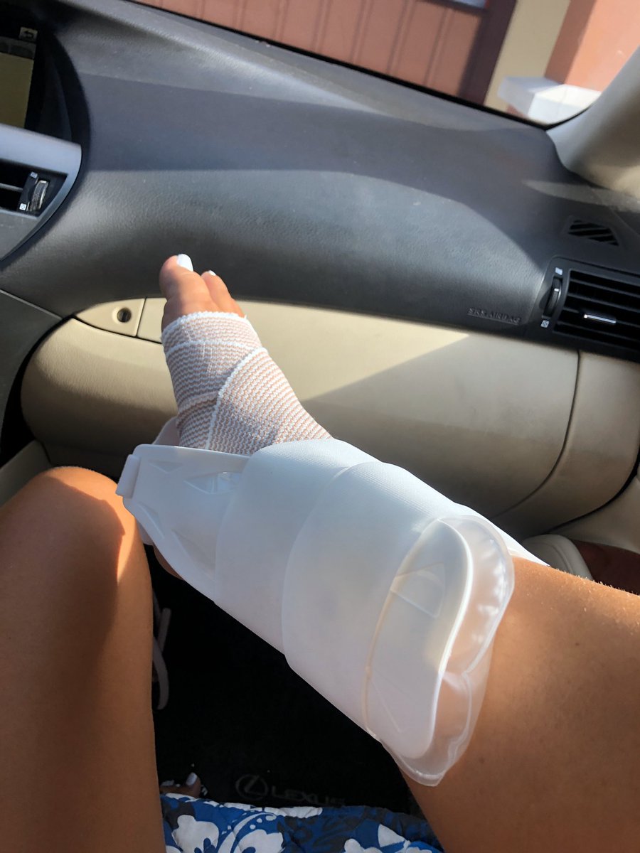 lauv561's tweet photo. Quarantine: 1 Kira: 0 https://t.co/0LejNooFE1